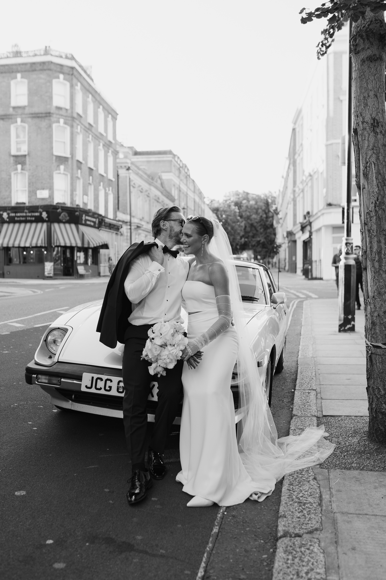 wedding photos at marylebone town hall, london elopement, london wedding photographer, london micro wedding, london town hall wedding